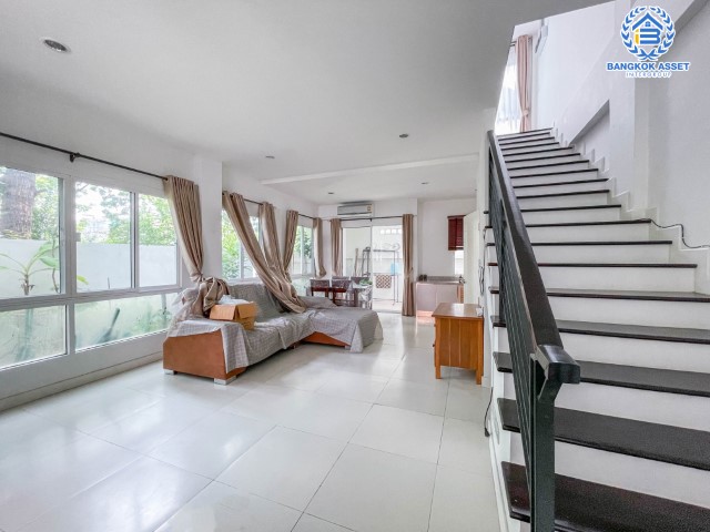 *****ทาวน์เฮ้าส์มือสอง ม.เดอะเซอเรโน่ บาย โบนันซ่า แจ้งวัฒนะ หลังมุม บรรยากาศดี เนื้อที่กว้างขวางมากถึง 29 ตร.ว. ภายในสวย ฟังก์ชัน 3 ห้องนอน 3 ห้องน้ำ ที่จอดรถ 1 คัน บ้านสไตล์โมเดิร์น บนทำเลแห่งการเดินทาง ใกล้รถไฟฟ้าสายสีชมพู "สถานีเมืองทองธานี" และจุดขึ้นทางด่วน "แจ้งวัฒนะ"